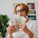 Cómo usar tus dólares para pagar menos y evitar impuestos excesivos