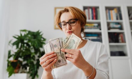 Cómo usar tus dólares para pagar menos y evitar impuestos excesivos