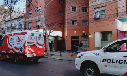 Fuerte discusión de pareja terminó con una persona herida y asistencia médica en pleno centro