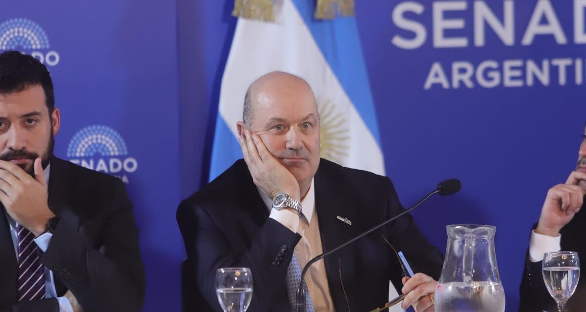 Javier Milei sostiene a Federico Sturzenegger, pero el Congreso pone en pausa su agenda desreguladora