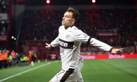 Platense aprovechó un error de Rey y amargó a Independiente en Avellaneda