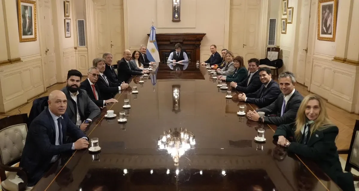 Javier Milei reúne al Gabinete y el Congreso debate la reforma del BCRA
