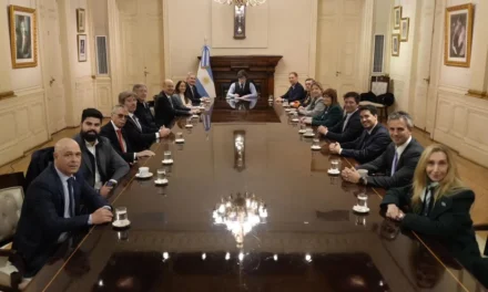 Javier Milei reúne al Gabinete y el Congreso debate la reforma del BCRA