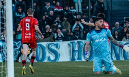 Locura en La Plata: Módica hizo tres goles y Gimnasia de Mendoza ganó un partidazo