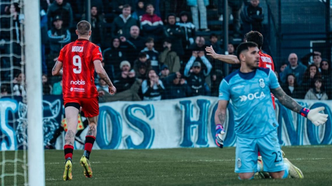 Locura en La Plata: Módica hizo tres goles y Gimnasia de Mendoza ganó un partidazo