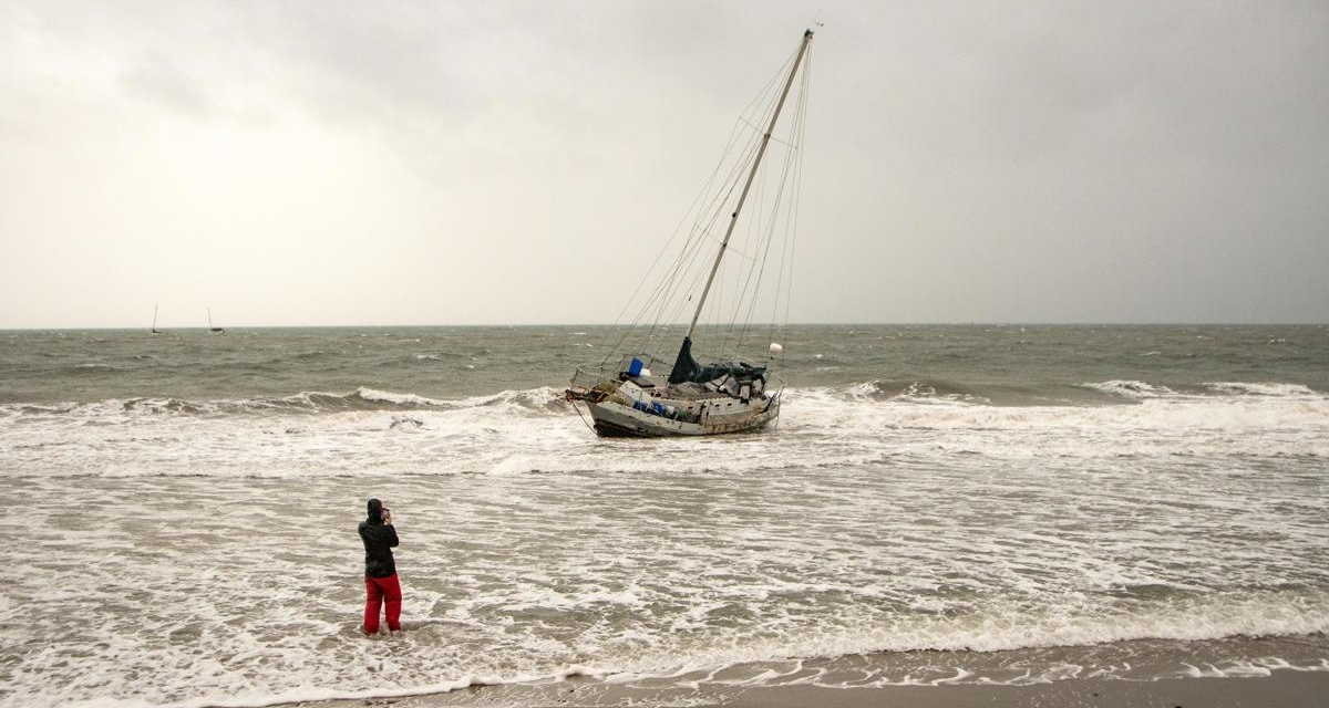El huracán Lala avanza hacia Hawái y amenaza con tocar tierra en la isla
