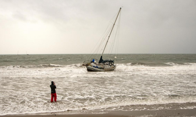 El huracán Lala avanza hacia Hawái y amenaza con tocar tierra en la isla