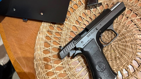 Allanaron una vivienda por una amenaza y encontraron una pistola 9 milímetros