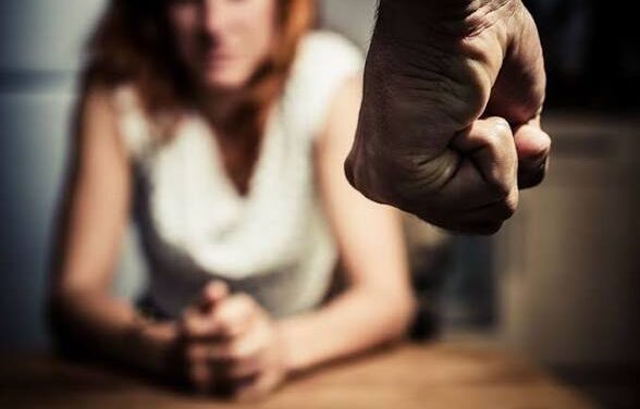 Condenado por golpear a su pareja y fracturarle dos dedos de una mano