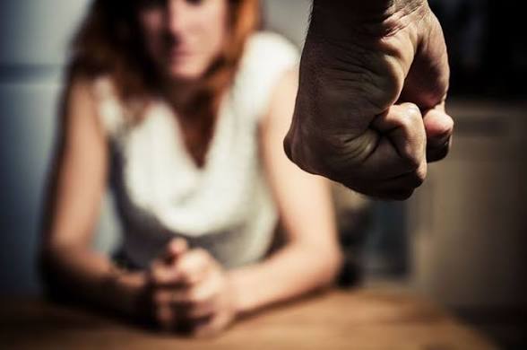 Condenado por golpear a su pareja y fracturarle dos dedos de una mano