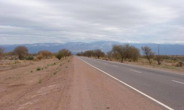 URGENTE: Volcó una camioneta con cinco ocupantes que viajaba desde La Rioja hacia Mendoza