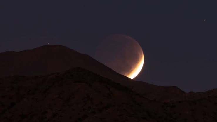 Eclipse lunar: una noche especial para mirar el cielo desde San Juan