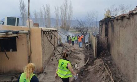 Tras el devastador incendio, Aballay confirmó ayuda para las familias que perdieron sus viviendas en Pocito