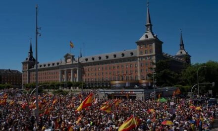 Multitudinaria marcha en Madrid para exigir la renuncia de Pedro Sánchez