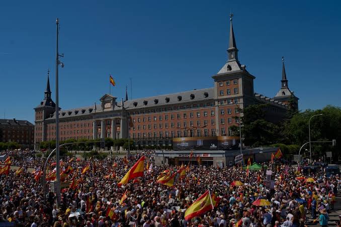 Multitudinaria marcha en Madrid para exigir la renuncia de Pedro Sánchez