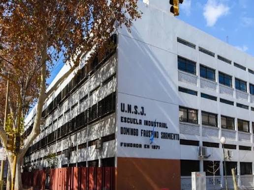 Padres de los colegios preuniversitarios advierten que ya se perdió un mes de clases y evalúan presentar un amparo