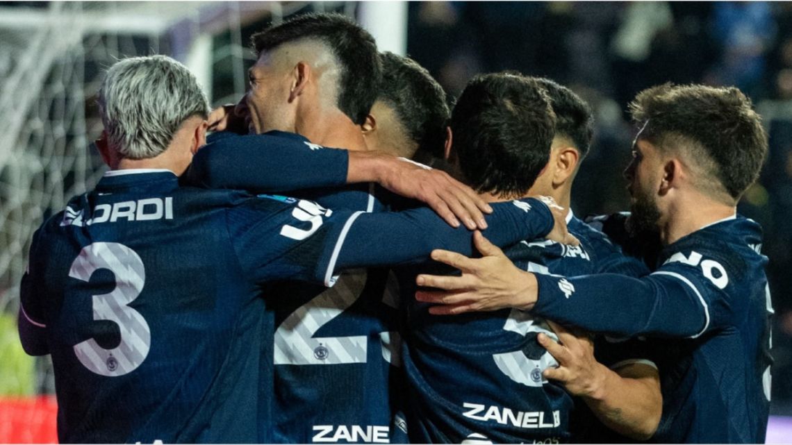 Independiente Rivadavia vs Estudiantes de Río Cuarto: con un doblete de Álex Arce, la «Lepra Mendocina» ganó 2-1