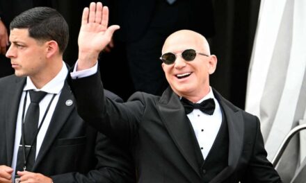 Liverpool suma a Jeff Bezos como inversionista en acuerdo por una participación de 30%