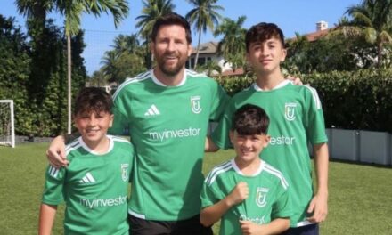 Lionel Messi posó con la camiseta de un club de la tercera división de España: el nuevo proyecto empresarial del 10