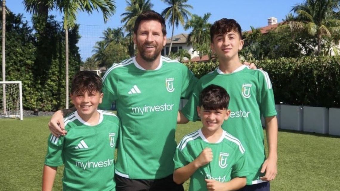 Lionel Messi posó con la camiseta de un club de la tercera división de España: el nuevo proyecto empresarial del 10