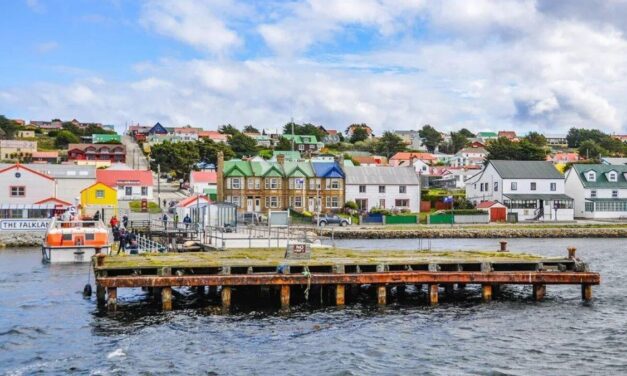 Malvinas dividida por un megaproyecto de producción de salmón, con millones de dólares en juego y una disputa ambiental