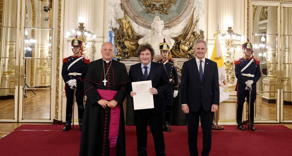 Javier Milei recibió las credenciales del nuevo nuncio apostólico