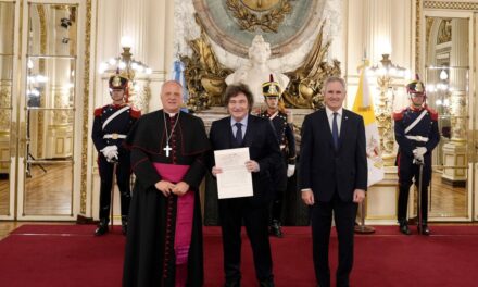 Javier Milei recibió las credenciales del nuevo nuncio apostólico