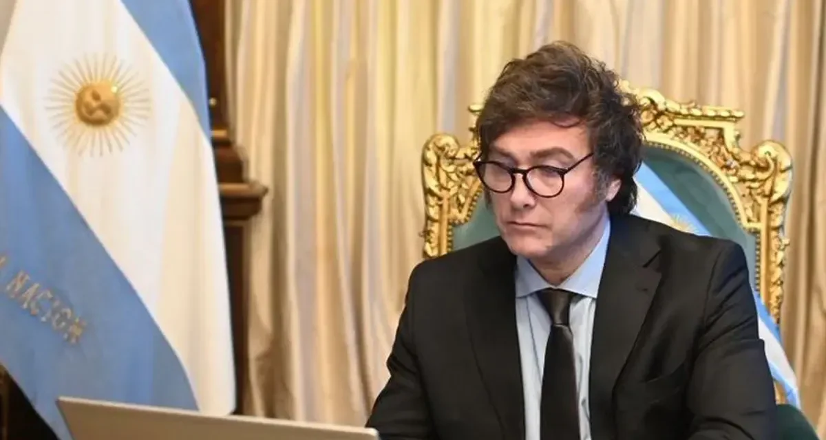 Milei regresa al país con la derrota del Senado a cuestas y una agenda que busca reordenar al Gobierno