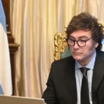 Milei regresa al país con la derrota del Senado a cuestas y una agenda que busca reordenar al Gobierno