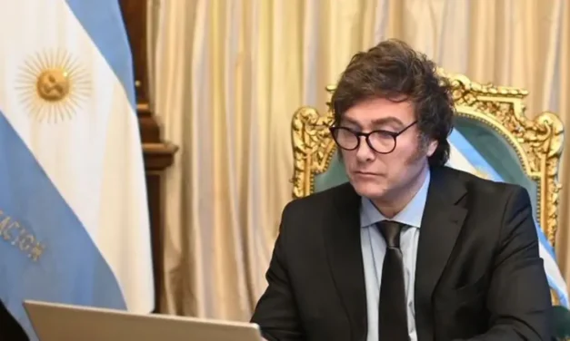 Milei regresa al país con la derrota del Senado a cuestas y una agenda que busca reordenar al Gobierno