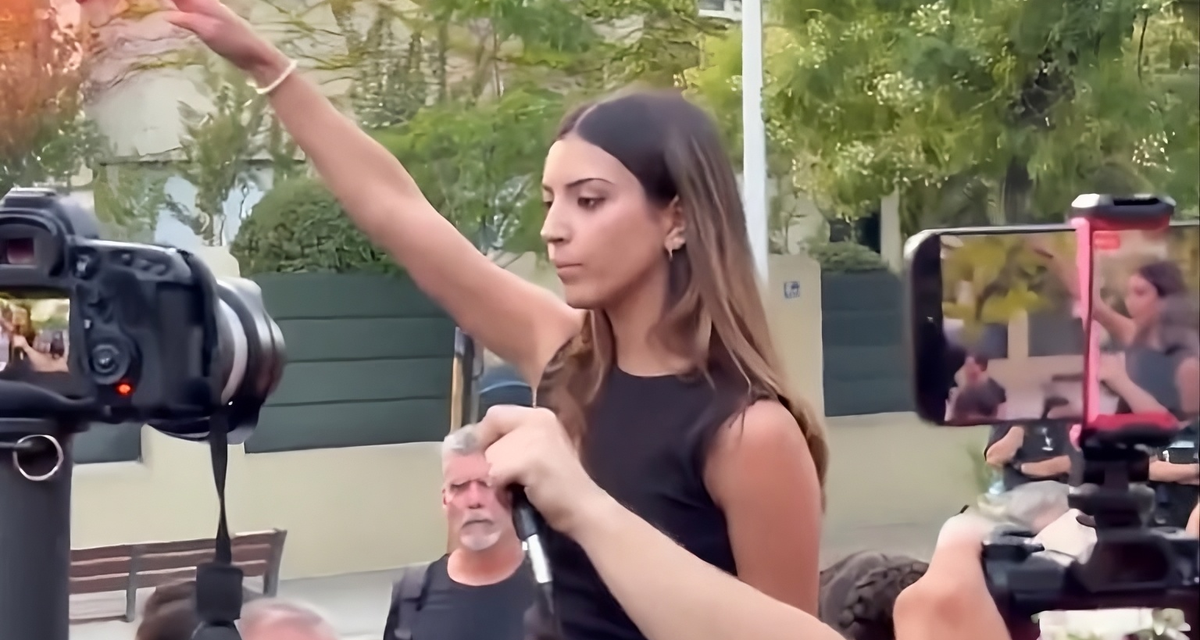 Una activista de ultraderecha realizó un saludo nazi durante una protesta por la crisis migratoria en Ceuta