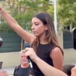 Una activista de ultraderecha realizó un saludo nazi durante una protesta por la crisis migratoria en Ceuta
