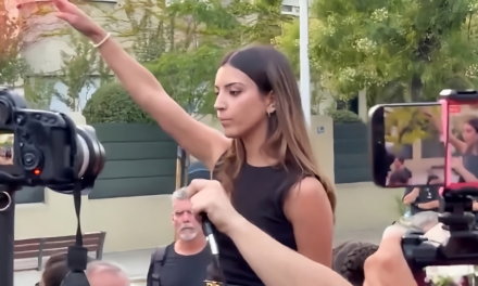 Una activista de ultraderecha realizó un saludo nazi durante una protesta por la crisis migratoria en Ceuta