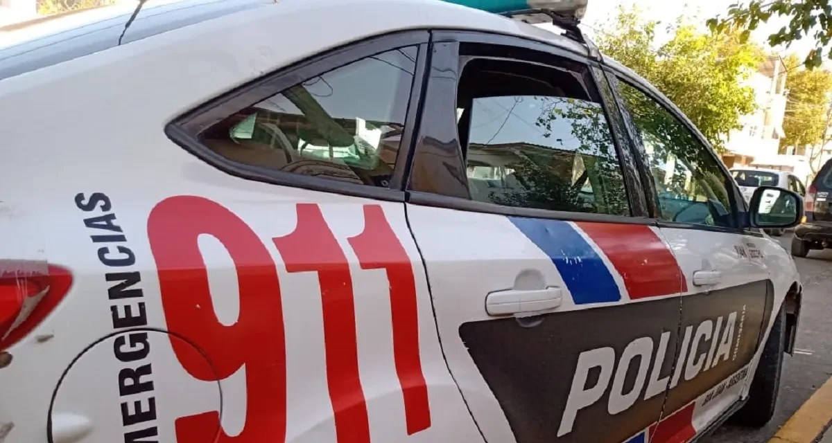Un policía de civil descubrió a dos menores robando una moto y terminó atrapándolos