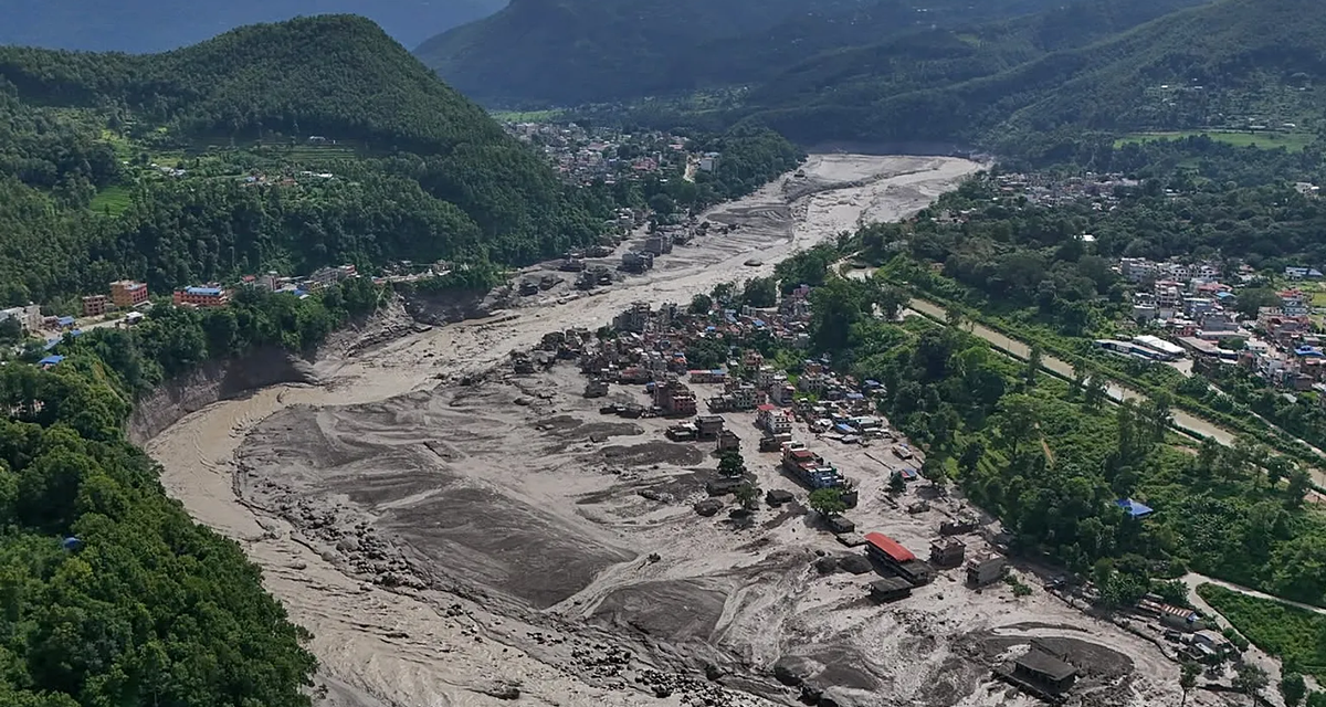 Aumentan los muertos en Nepal mientras China suspendió la búsqueda ante amenaza de una nueva riada