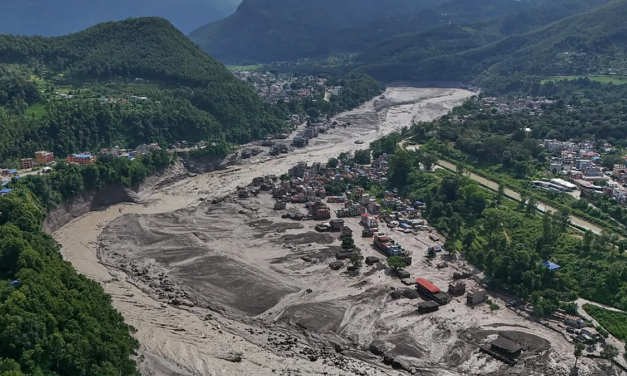 Aumentan los muertos en Nepal mientras China suspendió la búsqueda ante amenaza de una nueva riada