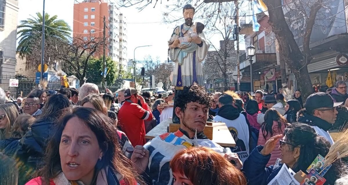 Gratitud y pedidos para un santo que se vuelve país por un día