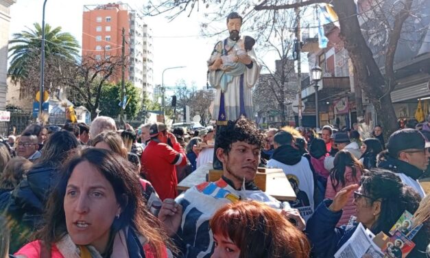 Gratitud y pedidos para un santo que se vuelve país por un día