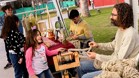 Manos que crean, saberes que perduran: nuevos oficios en el Mercado Artesanal
