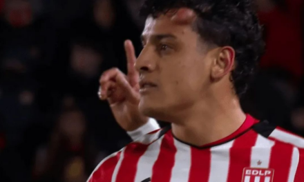 Alarma en Estudiante: el impactante golpe en la cabeza que marginó a Tiago Palacios en la Copa Libertadores