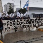 Nueva ola de despidos sacude a las provincias y suma presión a los gobernadores