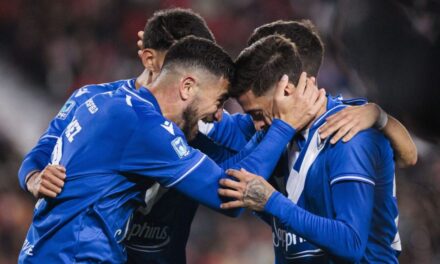River desfilaba, pero Vélez le arruinó la fiesta: empate 2-2 en un Monumental que volvió a repudiar a sus jugadores