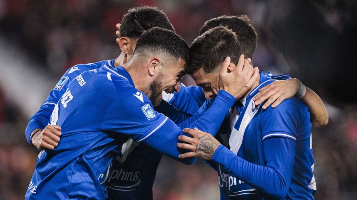 River desfilaba, pero Vélez le arruinó la fiesta: empate 2-2 en un Monumental que volvió a repudiar a sus jugadores