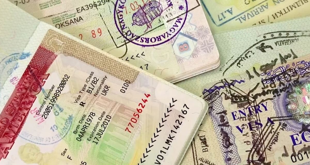 Una jueza anuló la suspensión de visas que impuso Donald Trump a más de 70 países