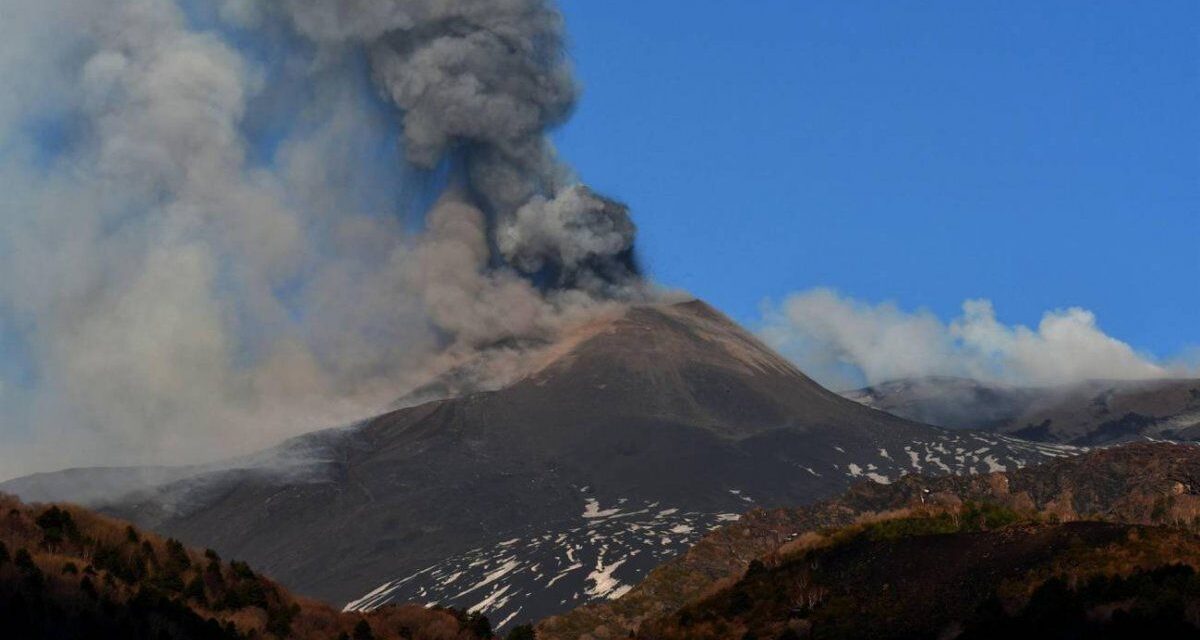 El volcán Etna registró una nueva fase de actividad explosiva y mantiene la alerta aérea en naranja