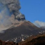 El volcán Etna registró una nueva fase de actividad explosiva y mantiene la alerta aérea en naranja