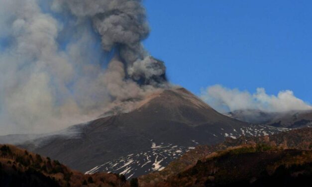 El volcán Etna registró una nueva fase de actividad explosiva y mantiene la alerta aérea en naranja