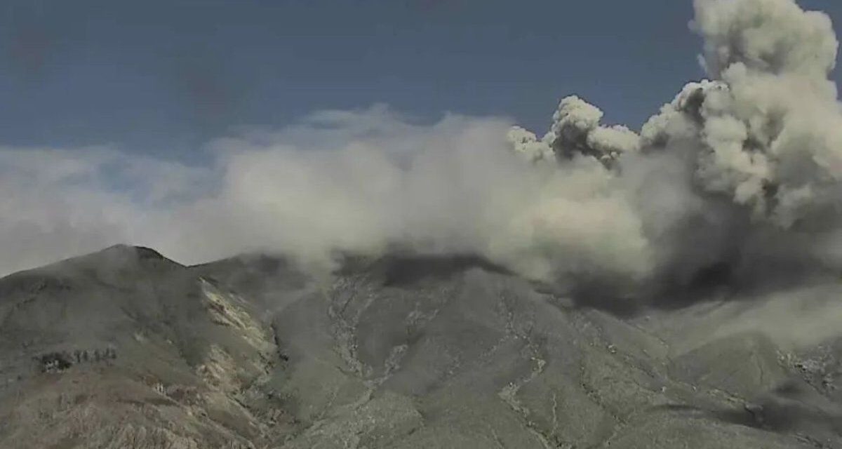 Tras el sismo, el volcán Puracé volvió a emitir ceniza y gases en el suroeste de Colombia