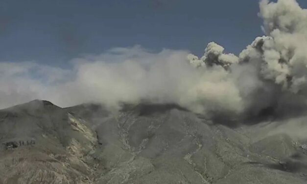 Tras el sismo, el volcán Puracé volvió a emitir ceniza y gases en el suroeste de Colombia