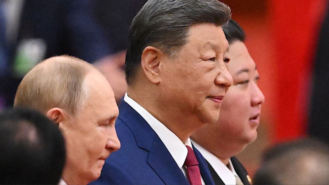 China «regala» inteligencia artificial en su disputa con EE.UU. por el control del futuro